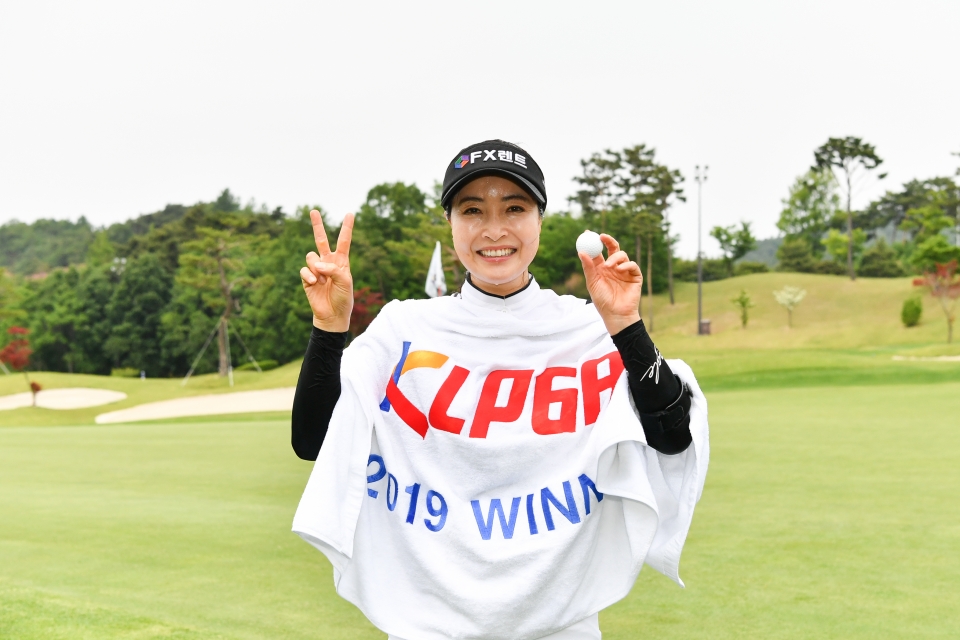 박소현4가 우승을 확정지은 뒤 KLPGA 로고가 새겨진 깃발을 몸에 두르고 우승의 기쁨을 만끽하고 있다.(사진 제공:넥스트 스포츠)