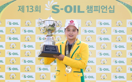 KLPGA 투어 '에스오일 챔피언십'에서 우승한 최혜진이 우승 트로피를 들고 포즈를 취했다.(사진 제공:KLPGA)