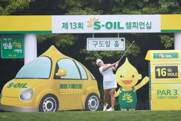 KLPGA 투어 '에스오일 챔피언십' 대회 1라운드서 장하나가 16번홀에서 티샷을 하고 있다.(사진 제공: KLPGA)