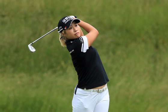 이정은6가 LPGA 투어 '숍라이트 클래식'에서 아이언샷을 하고 있다.(사진 제공:AFP=연합뉴스)