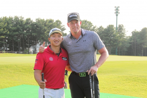 경기를 마친후 포즈를 취하는 우승자 팀버크와 준우승의 김홍택프로