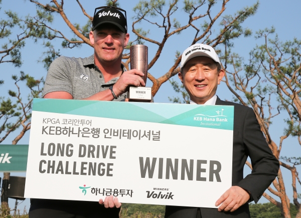 하나금융투자 이진국 사장으로부터 상금수표를 건내받는 팀버크