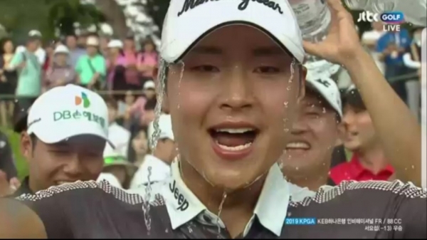 서요섭 선수가 우승을 확정짓고 환호하고 있다.(사진 = JTBCgolf 화면 캡쳐)