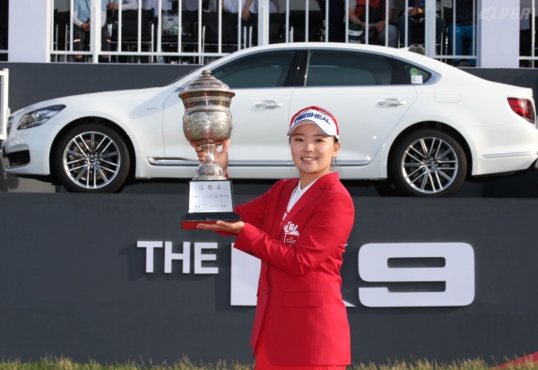 이다연이 우승 트로피를 들고 포즈를 취했다.(사진 제공:KLPGA)