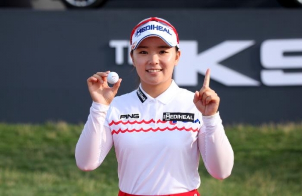 이다연인 오른손에 골프공을 잡고 포즈를 취했다.(사진 제공:KLPGA)