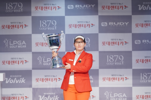 ‘2019 롯데렌터카 WGTOUR’ 정규투어 3차 대회에서 우승자 정선아 선수가 우승컵을 들고 있다.