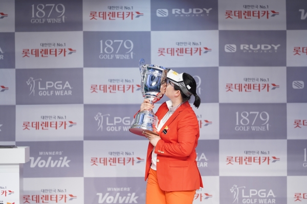 ‘2019 롯데렌터카 WGTOUR’ 정규투어 3차 대회에서 우승자 정선아 선수가 우승컵에 입을 맞추고 있다.