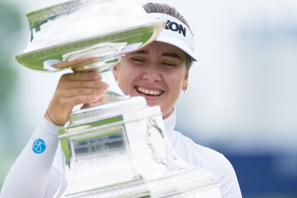 우승을 차지한 그린이 커다란 우승 트로피를 들고 행복한 표정을 짓고 있다.(사진 제공:Courtesy of The PGA of America)