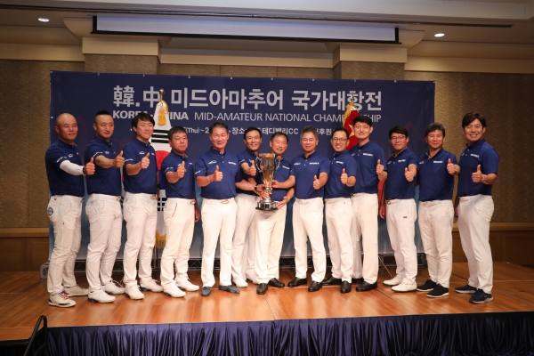 2019 한중 미드아마추어 국가대항전서 승리한 한국팀 선수들이 포즈를 취했다.(사진 제공:한국미드아마추어연맹)