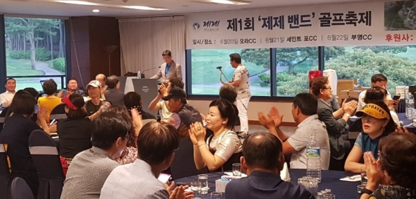 축제 사흘째 가진 시장식 장면