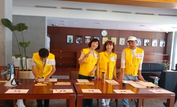 축제 진행을 돕고 있는 자원봉사자들