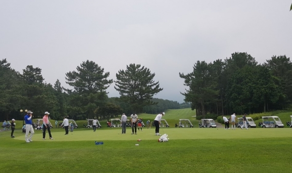 축제에 앞서 참가한 회원들이 퍼팅연습장에서 퍼팅 연습을 하고 있다