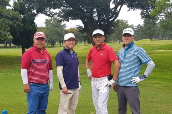 축제에 참가한 회원들이 포즈를 취했다