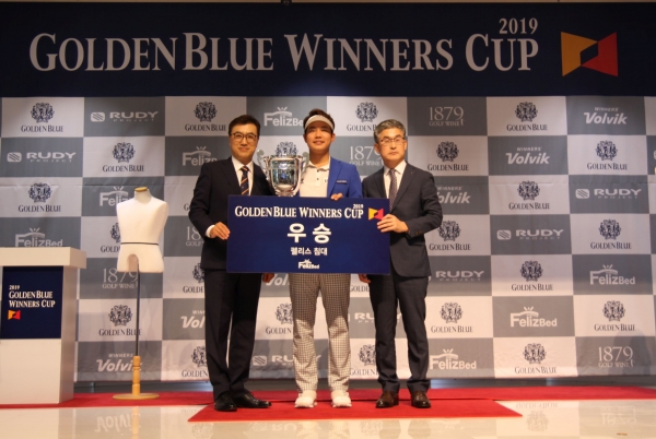 (좌측부터) 골프존 박기원 대표와 우승자 김민수, 골든블루 박희준 전무가 ‘2019 골든블루 워너스 컵 2차 대회’의 기념촬영을 하고 있다.