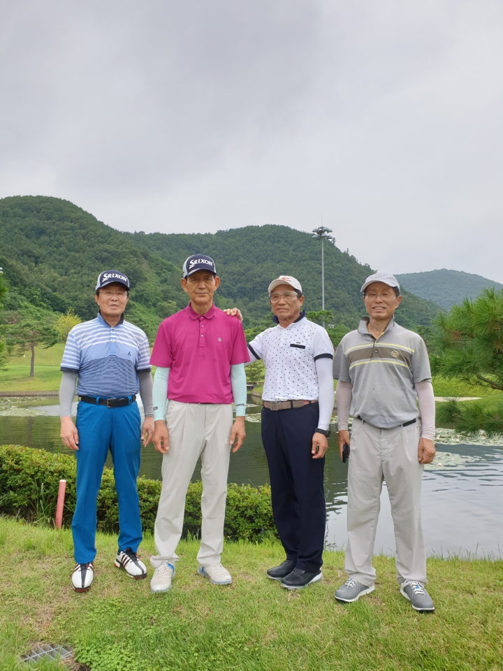 심광길 대표가 라운드 동반자들과 함께 포즈를 취했다.(사진 오른쪽에서 두 번째가 심광길 대표)