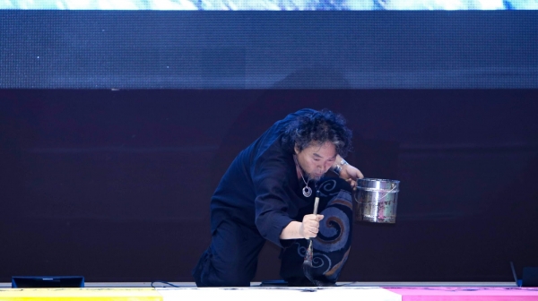 행사 당일 박수복 화백이 퍼포먼스를 보이고 있다.