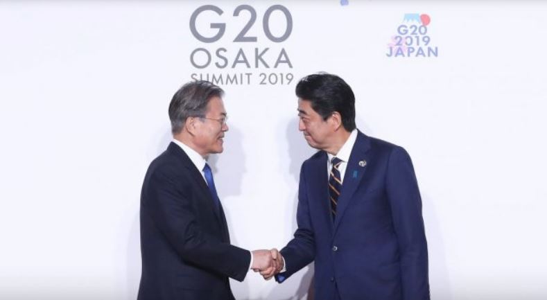 지난 6월 28~29일 일본 오사카에서 열린 주요 20개국(G20) 정상회담에 앞서 문재인 대통령과 아베 일본 총리가 악수하고 있다. 그러나 두 정상의 얼굴 표정이 밝지 못하다.