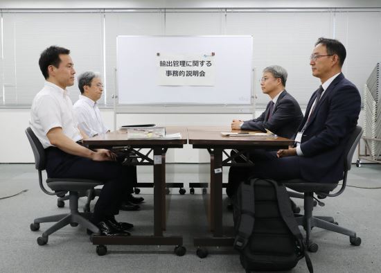 지난 7월 12일 일본 도쿄 경제산업성에서 열린 일본 정부의 한국 수출규제 강화 조치에 대한 한일 무역당국간 실무회의에 참석한 양측 대표들이 마주 앉아 있다. 한국측(오른쪽 양복 정장을 입은 두 사람)에서는 산업통상자원부 전찬수 무역안보과장, 한철희 동북아통상과장이, 일본측에선 경제산업성 이와마쓰 준 무역관리과장과 이가리 가쓰로 안전보장무역관리과장이 각각 참석했다.