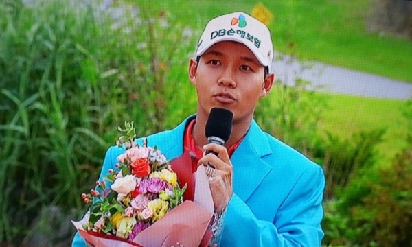 문도엽이 시상식에서 꽃다발을 들고 우승 소감을 밝히고 있다.
