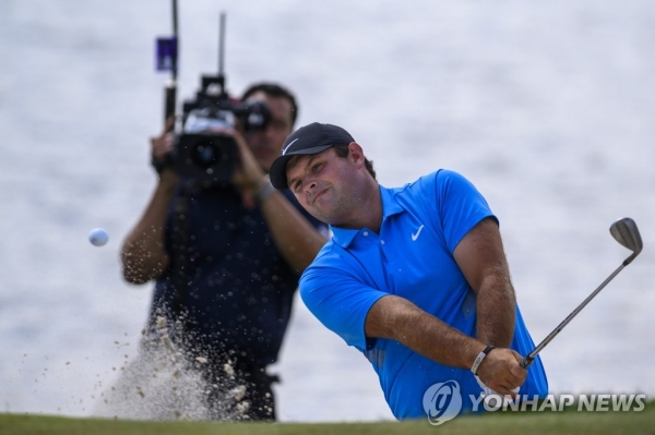 2018~2019시즌 PGA 투어 플레이오프 1차전인 노던 트러스트에서 우승한 미국의 패트릭 리드가 멋진 벙커샷을 하고 있다. (사진 제공: EPA=연합뉴스)