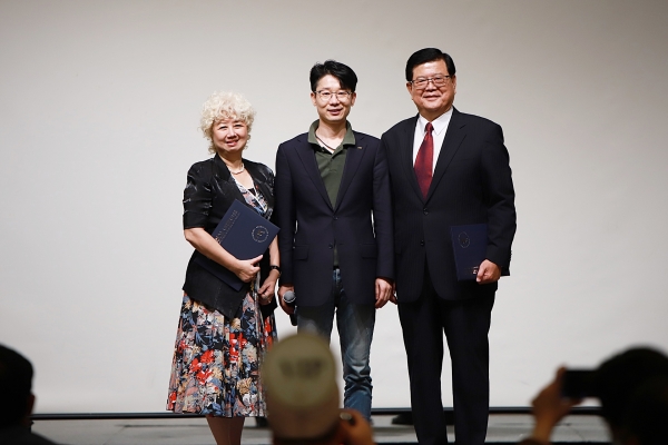 (왼쪽부터) 대만전국인민당 비서장 쎄 퍼이 위 (台?全?人民? 秘?? ?佩?) SNS기자연합회김용두회장 대만전국인민당 주석 진한광(台?全?人民? 主席 ??光)