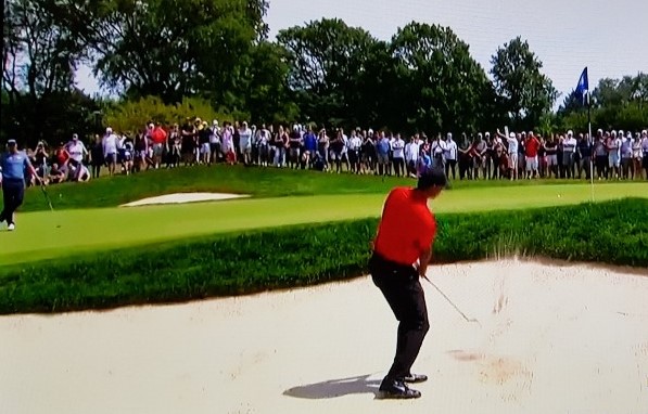 타이거 우즈가 PGA 투어 BMW 챔피언십 최종전 경기 중 벙커샷을 하고 있다.