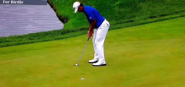 마스야마 히데끼가 PGA 투어 BMW 챔피언십 최종 라운드 경기 중 퍼팅을 하고 있다.
