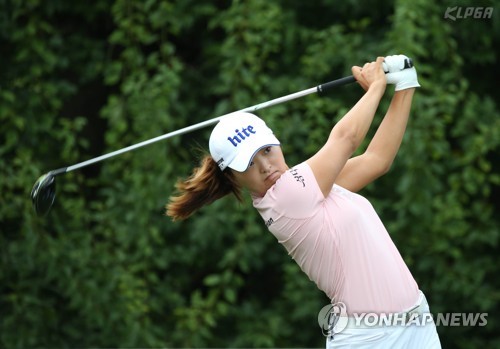 고진영이 10일 제주 오라 컨트리클럽에서 열린 한국여자프로골프(KLPGA)투어 제주 삼다수 마스터스 2라운드에서 11번홀 티샷을 날리고 있다. (사진제공=연합뉴스)
