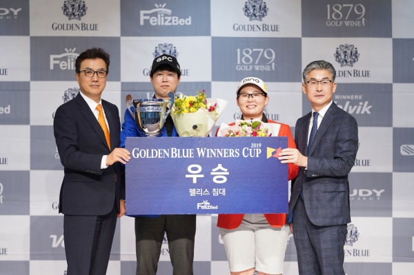 (좌측부터) 골프존 박기원 대표와 우승자 순범준·정선아 조, 골든블루 박희준 전무가 ‘2019 골든블루 워너스 컵 3차 대회’의 기념촬영을 하고 있다.