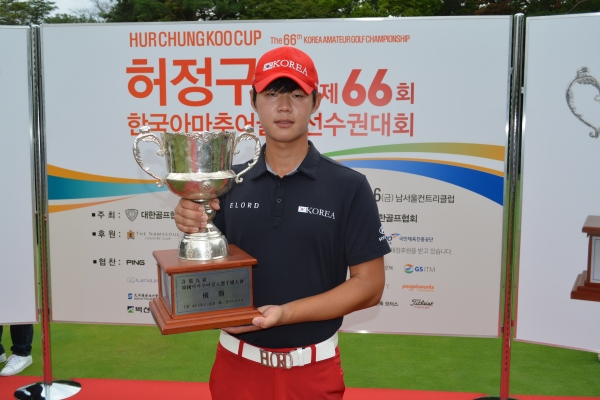 '허정구배 제66회 한국아마추어골프선수권대회'에서 우승한 박형욱이 우승 트로피를 들고 포즈를 취했다. (사진 제공: 대한골프협회)