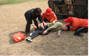 라운드 중 카트가 전복돼 골퍼가 쓰러진 상황을 가정해 벌인 응급구조 장면