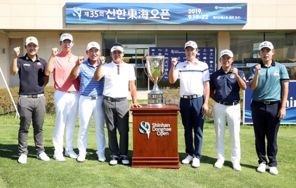 18일 열린 포토콜 행사에서 포즈를 취한 선수들. 왼쪽부터 태국의 제인왓타나넌드, 노승열, 강성훈, 박상현, 김경태, 이마히라 순고, 서형석 (사진 제공: KPGA)