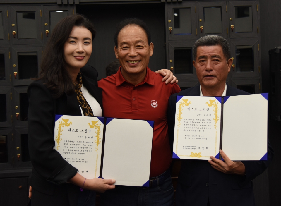 베스트스윙상을 받은 윤차영, 고진철 씨. 가운데는 조승태 원장(왼쪽부터)