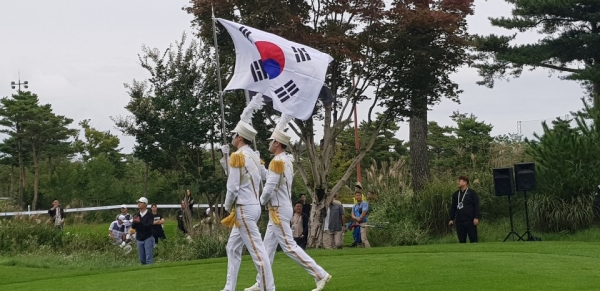 태극기와 대회기를 든 기수들이 개막식장에 입장하고 있다.
