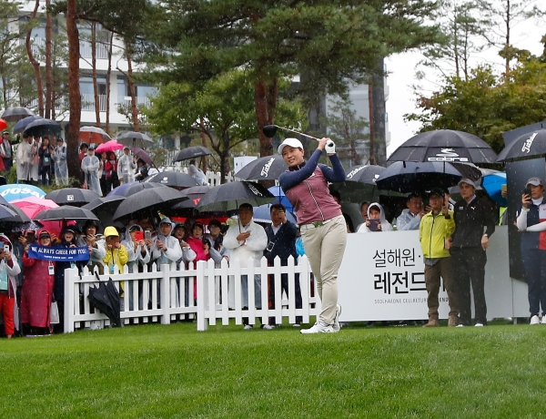 '설해원 셀리턴 레전드 매치' 2일 차 경기 시작을 알리는 박세리 감독의 시타 (사진제공=세마스포츠)