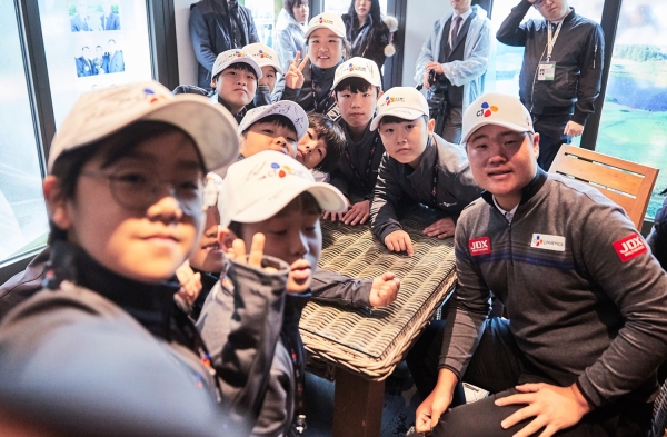 지난 해 대회에서 브릿지 키즈와 만난 임성재가 즐거운 시간을 보내고 있다.
