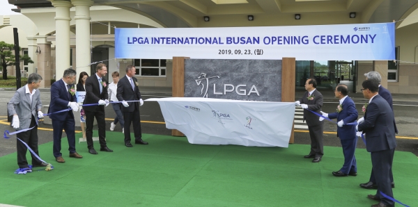 LPGA 인터내셔널 부산 현판 제막식에 참석한 VIP들이 막을 걷고 있다