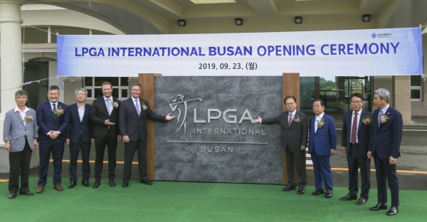 LPGA 인터내셔널 부산 현판 제막식에 참석한 VIP들이 환영의 뜻을 담은 제스처를 취하며 기념촬영을 하고 있다