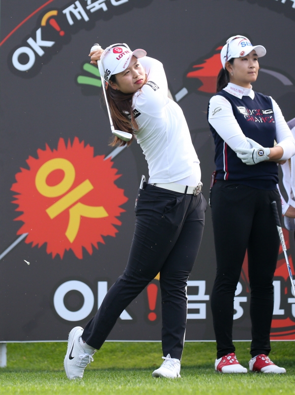 최혜진이 드라이버 티 샷을 하고 있다.