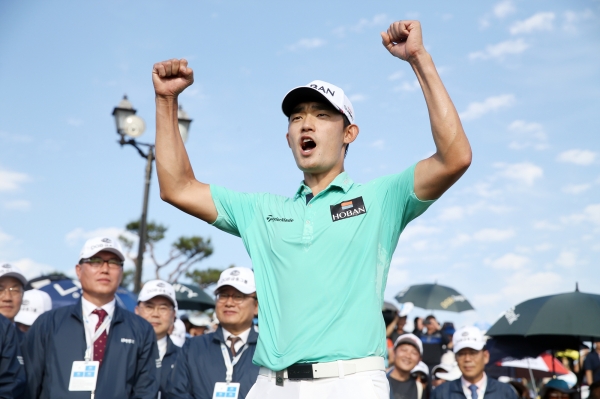 김비오가 우승 퍼트를 성공시킨 뒤 두 손을 번쩍 들고 환호하고 있다.