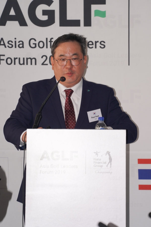 아시아 골프리더스 포럼을 진행하는 하나금융그룹 스포츠마케팅 박폴 팀장
