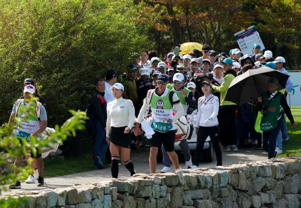 수많은 갤러리를 몰고 다니는 고진영. 사진은 10월 6일 영종도 SKY72GC에서 열린 KLPGA 투어 '하나금융그룹 챔피언십' 마지막 날 모습 (사진 제공: 하나금융그룹 챔피언십 대회본부)