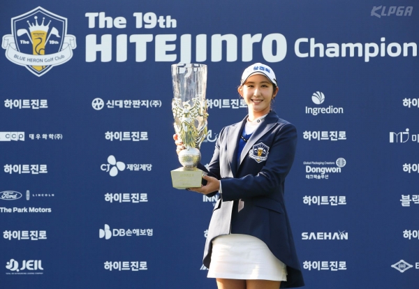 작년 대회에서 우승을 한 배선우가 우승 트로피를 들고 포즈를 취했다.(사진 제공: KLPGA)