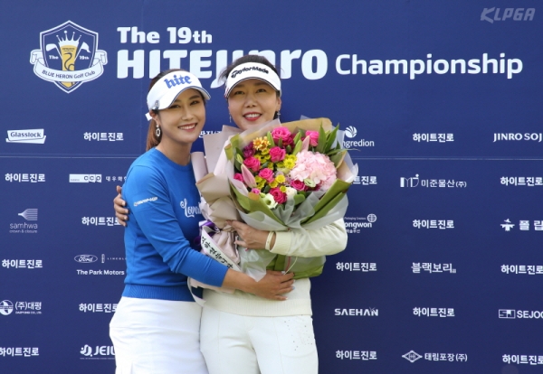 작년 이 대회 경기를 마치고 공식 은퇴한 강수연과 포옹하고 있는 김하늘(왼쪽) (사진 제공: KLPGA)