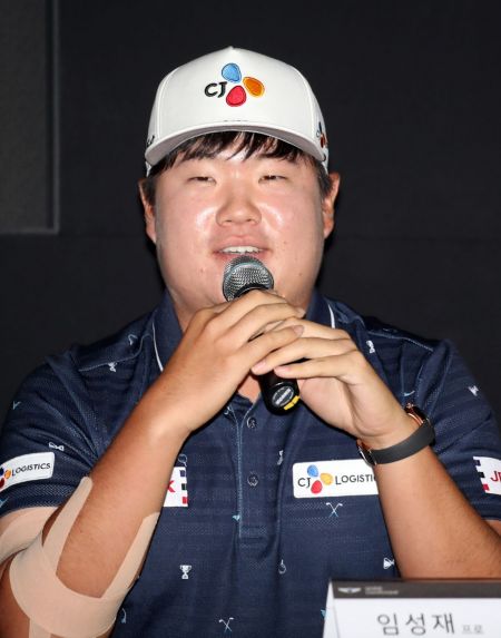 임성재가 기자회견에서 기자들의 질문에 답하고 있다.