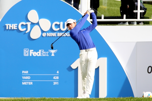 배용준이 티샷을 하고 있다.(사진 제공:JNA GOLF)