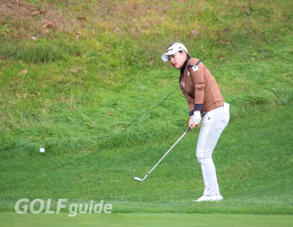 KB금융 스타챔피언십 1R 1번홀 성유진 칩 샷