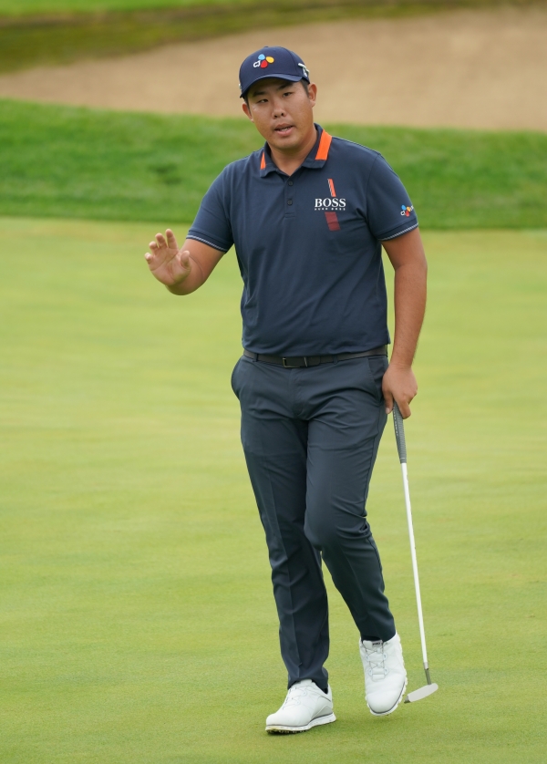 17번 홀에서 버디를 한 뒤 주먹을 불끈 쥐고 있는 안병훈(사진 제공: JNA GOLF)