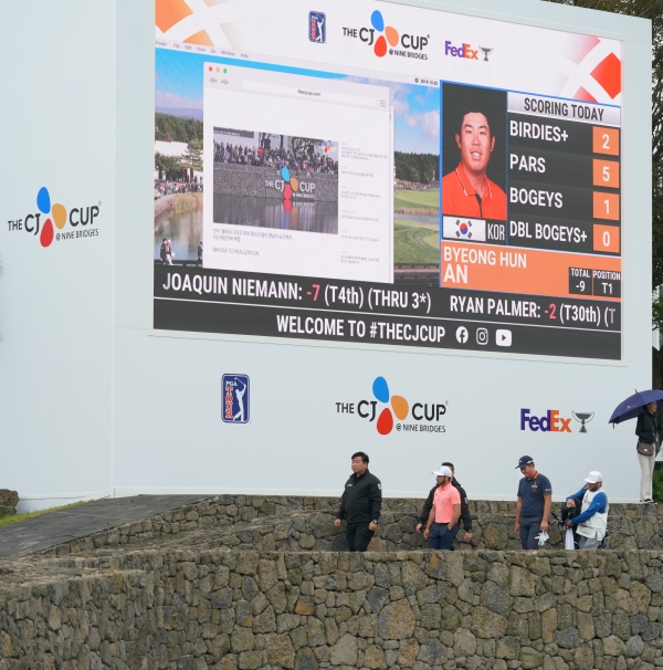 18번홀 그린 옆 대형 전광판 앞으로 지나가고 있는 안병훈(사진 제공: JNA GOLF)