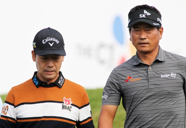 케빈 나와 최경주가 1라운드 11번홀을 마친 다음 이동하고 있다.(사진 제공:JNA GOLF)